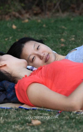 清秀女生，对着镜头把自己的漂亮脚趾一一上色 2
