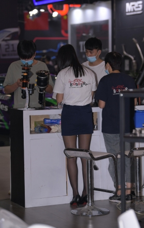 被她吸引到了~笔直的黑丝美腿