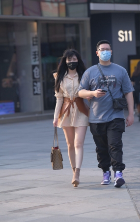 戴着口罩的漂亮小姐姐
