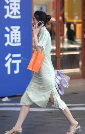 旗袍街拍少妇