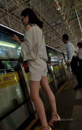 4K – 街拍白皙大长腿姑娘搭地铁 [3.12 GB/MP4]