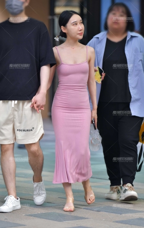 甜美粉裙美女