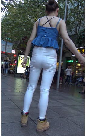 紧身白裤美女