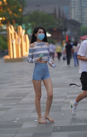 气质热裤长腿小姐姐