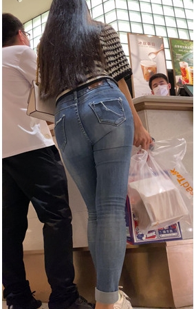 紧身牛仔长发美女