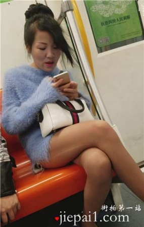 4k-地铁车厢偶遇妖艳长腿肉丝美眉。