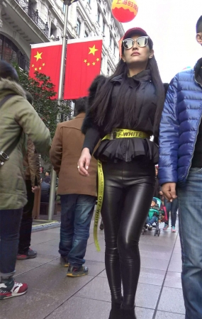 街拍皮裤墨镜女逼格很高