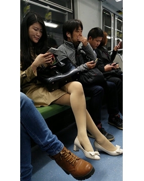 地铁上遇见一美腿高跟鞋肉色丝袜大长腿妹子
