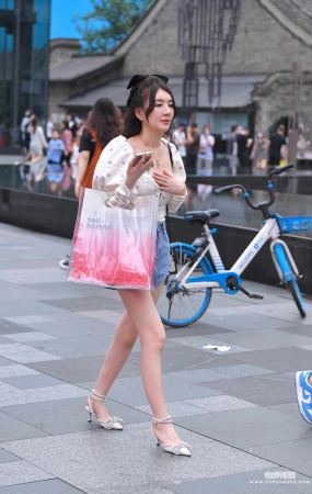 牛仔热裤美女 21-09-04-40