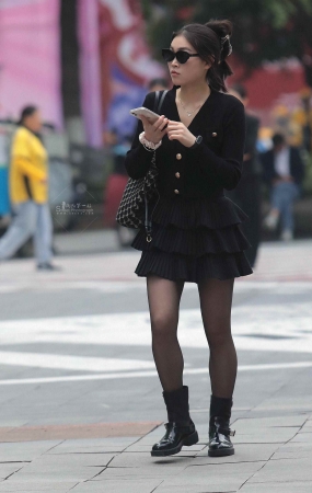 街拍黑丝少妇