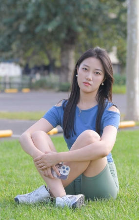 绿色瑜伽短裤美女