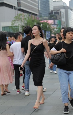 黑色短裙美女
