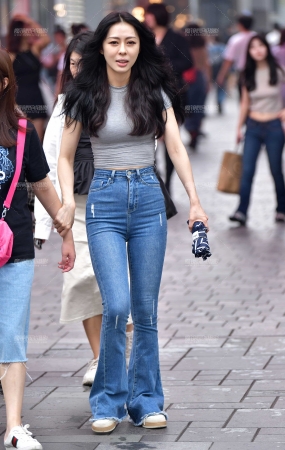 紧身蓝牛美女