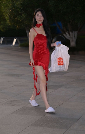 黑裙与红裙