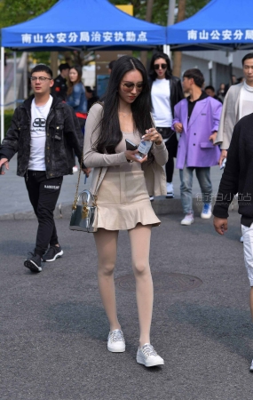 街拍肉色丝袜短裙小白鞋美眉