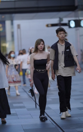 白裤女人