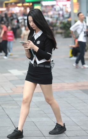 肉丝街拍短裙妹子