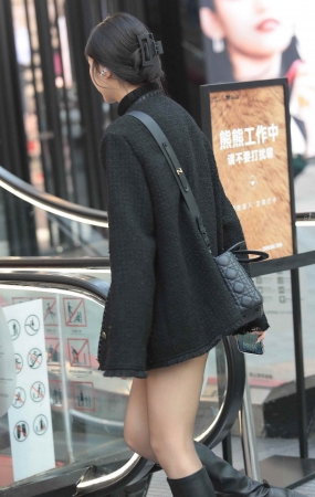 街拍黑丝少妇