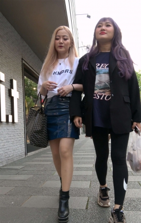 黄头发皮短裙妹子
