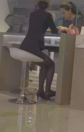 珠宝店漂亮的气质高跟鞋黑丝袜美女
