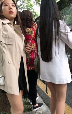 站台等车的两个长发美女