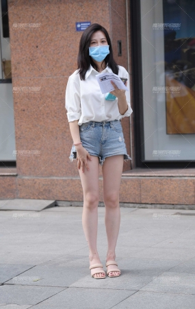 热裤大白腿女子