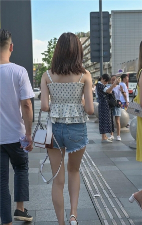 小吊带热裤高跟美腿小姐姐3A077[37P-740M]