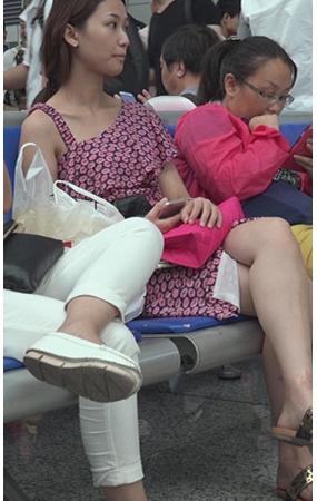 候车室聊天的妹子