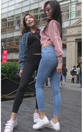 露腰极品紧身牛仔裤美女二