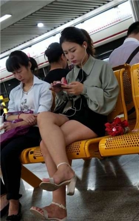 4k超清，候车室拍摄气质美腿高颜值小姐姐