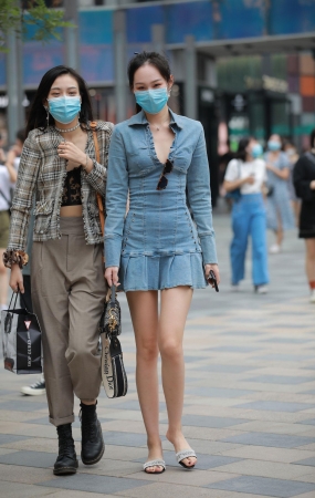 牛仔裙美女