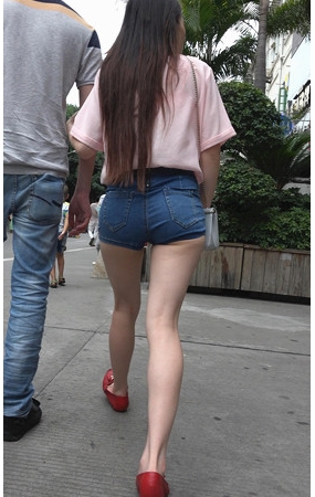牛仔短裤长发妹子