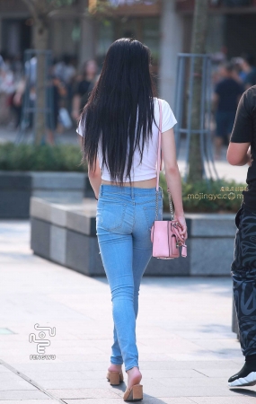 破洞牛仔裤，露脐装，美女
