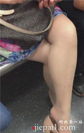 地铁上偶遇肉丝玉足少妇晾脚