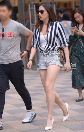 街拍长腿高跟墨镜女