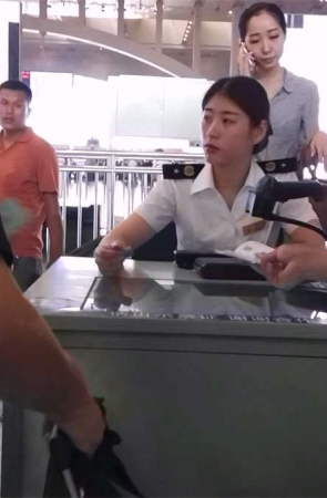 高铁安检员
