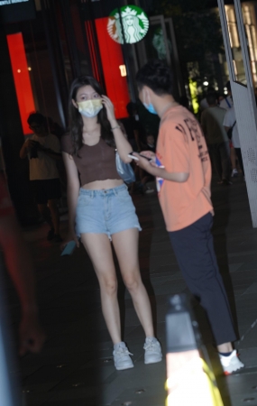 独自来旅游的热裤女孩  气质温婉 清新甜美