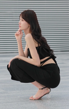 黑色连衣裙小姐姐