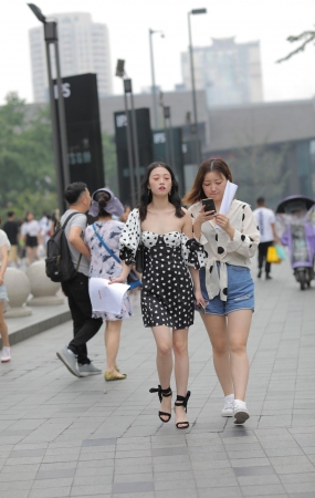 搭讪刚下班的美眉
