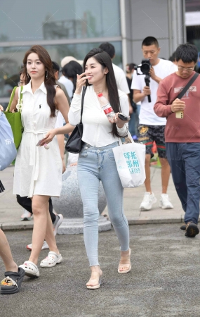 街拍牛仔裤长腿小姐姐