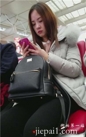 4k-候车室内的小清新甜美少女。