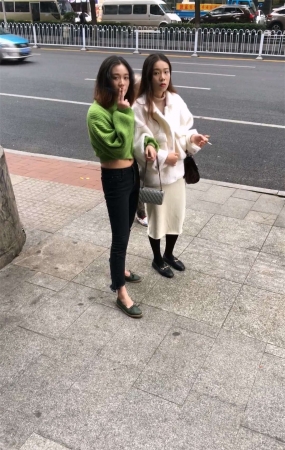 黑色紧身牛仔裤和白色包臀长裙妹子