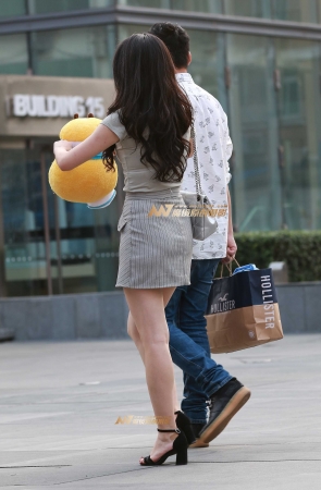 第1291篇美女款款而行