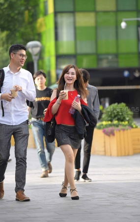 街拍红衣短裙美s妇
