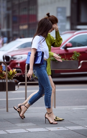 高跟紧身牛仔裤美女-12P