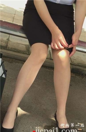 红色紧身裤美女