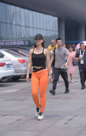 橙色健美裤美眉