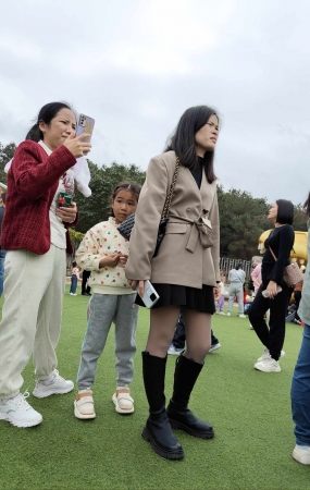长筒靴咖丝女人