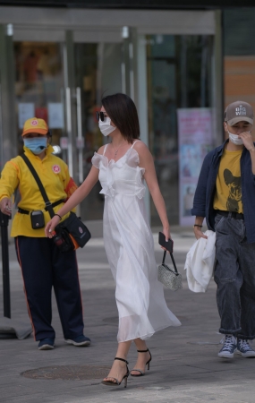 白色长裙气质美女