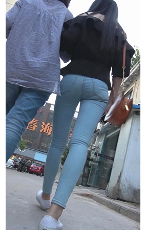 黑衣长腿牛仔妹子
